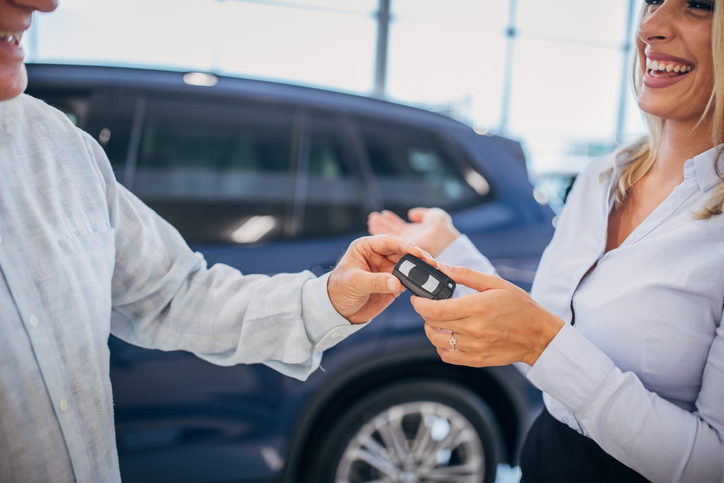 racheter son pret auto - personne clé en main de sa nouvelle voiture